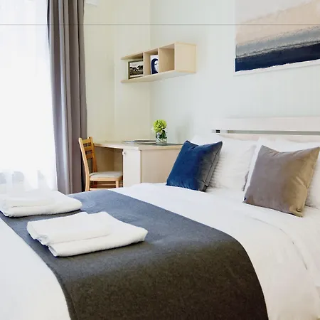 & - Town Hall Lägenhet