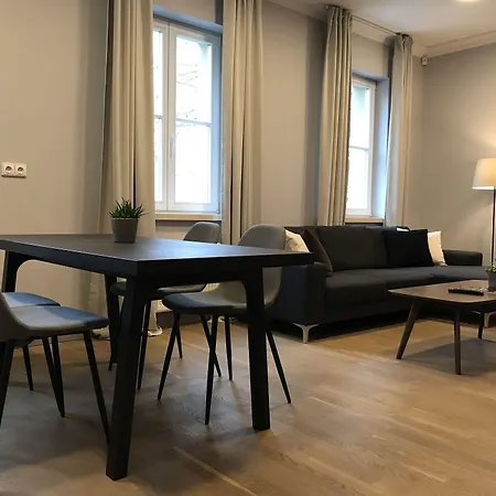 & - Town Hall Lägenhet