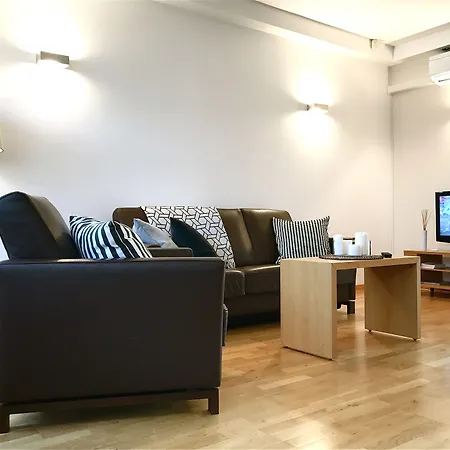 & - Town Hall וילנה