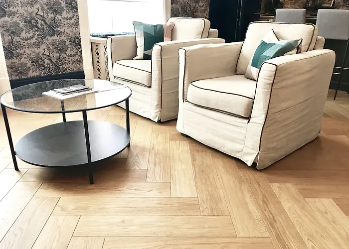 & - Town Hall דירה *