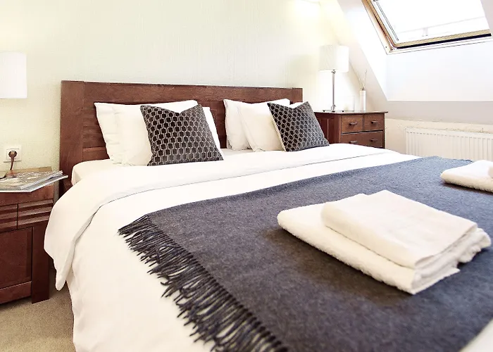 & - Town Hall דירה