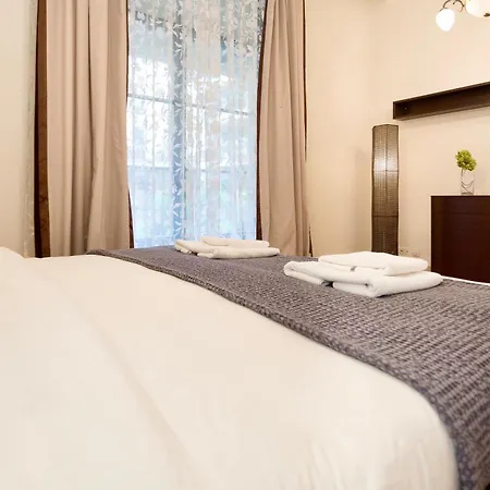 & - Town Hall Апартаменты